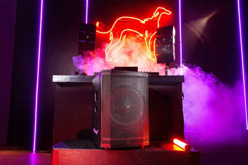Sistema de Audio Lineal Profesional Xonorum Array 15 STF Potencia 1100W, Audiencia 150 personas